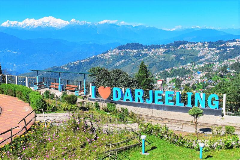 Top Hill Stations in India featuring scenic mountains, lakes, tea gardens, and beautiful vacation destinations.